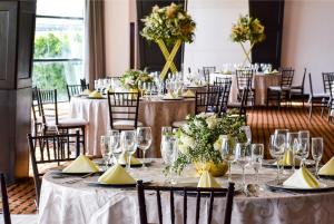 una mesa para una boda con vasos y flores en Hotel Diamante Queretaro, en Querétaro