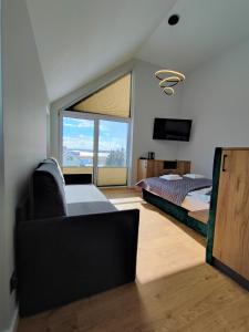 1 dormitorio con cama y ventana grande en WIŚLANY PORT WILLA, en Krynica Morska
