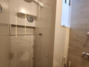 eine Dusche mit Glastür im Badezimmer in der Unterkunft Studio em Teresópolis no bairro Alto, próximo principais pontos turísticos in Teresópolis