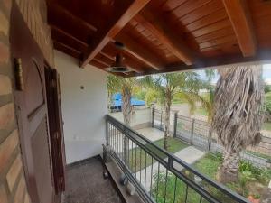a balcony with a view of a palm tree at Hospedate en nuestro hogar y disfruta unas lindas vacaciones en Termas de Rio Hondo in Termas de Río Hondo +6 photos