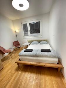 ein Schlafzimmer mit einem großen Bett in einem Zimmer in der Unterkunft Nice rooftop hostel in Wien