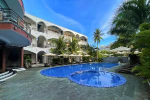 Brenta Phu Quoc Hotel في فو كووك: مسبح امام مبنى