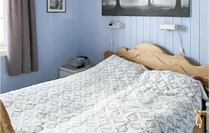 ein Schlafzimmer mit einem Bett mit einer weißen Bettdecke in der Unterkunft Awesome Home In Treungen With Wifi in Treungen