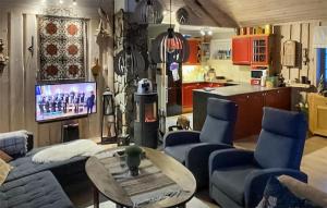 ein Wohnzimmer mit einem Sofa und einem Tisch in der Unterkunft Awesome Home In Treungen With Wifi in Treungen