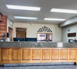 a lobby with a large counter with wooden cabinets at Cattle country lodge in Stroud