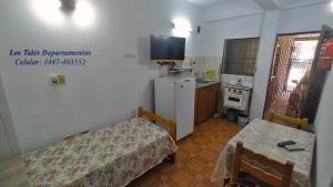 En eller flere senge i et værelse på Los Tales Departamentos