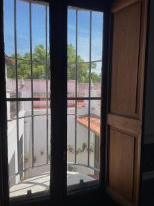 ventana abierta con vistas a un balcón en Habitación Azul triple con gran jardín !! en San Isidro