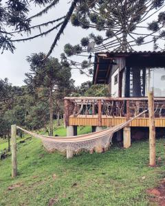- un hamac en face d'une maison en bois dans l'établissement Refúgio Arati, à Rio Rufino