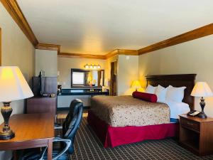 a hotel room with a bed and a desk at Cattle country lodge in Stroud +30 photos