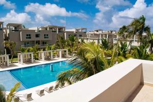 蓬塔卡纳Playa Palmera Beach Resort的享有度假村游泳池和建筑的景致。 更多37张照片