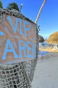 Ein Schild, auf dem "Rip Acne" am Strand steht. in der Unterkunft Playa Palmera Beach Resort in Punta Cana