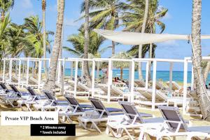 Ein Haufen Stühle am Strand mit dem Ozean in der Unterkunft Playa Palmera Beach Resort in Punta Cana