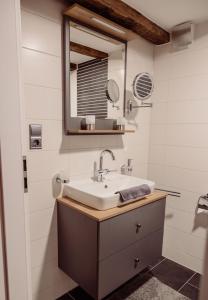 a bathroom with a sink and a mirror at AnaCapri Gästehaus Verona in Ueckermünde