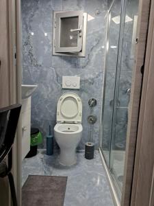 mała łazienka z toaletą i prysznicem w obiekcie Casa Storica w mieście Napoli