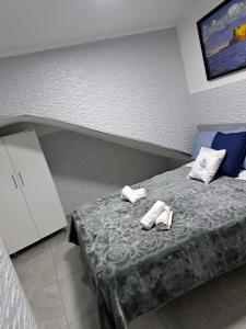 ナポリにあるCasa Storicaのベッド1台、スリッパ2枚が備わる客室です。