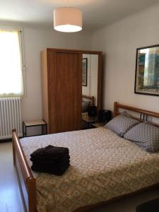 Un dormitorio con una cama con una bolsa negra. en BEL APPARTEMENT 4Pers RDC/parking/terrasse/ jardin, en Collioure
