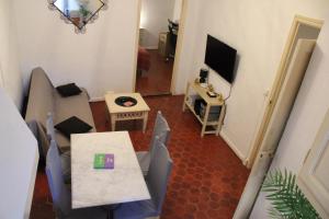 a room with a table and chairs and a television at Appartement entier 40m2 in Les Arcs sur Argens