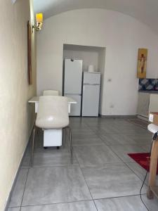een keuken met een witte tafel en stoelen in een kamer bij Exotic Home in Baia