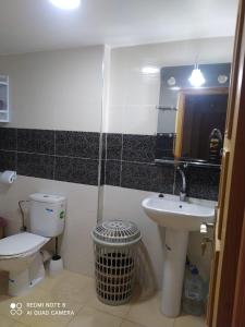 uma casa de banho com um WC e um lavatório em Berkane carrefour em Oujda