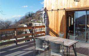 une table et des chaises sur une terrasse avec un parasol dans l'établissement Amazing Home In Saint-pierre-dalbigny With Kitchen, à Juvigny