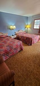 Postel nebo postele na pokoji v ubytování Deluxe Inn Jasper