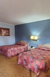 um quarto de hotel com duas camas num quarto em Deluxe Inn Jasper em Jasper