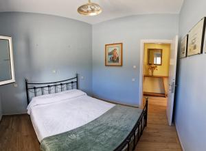 ケファロスにあるSeaside Serenity Kefalosの青い壁のベッドルーム1室(ベッド1台付)