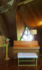 ławka ze stołem i lampką w pokoju w obiekcie Riverview Mid Century Modern Church w mieście Innisfail