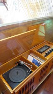 einen Schreibtisch in einem Boot mit einem Laptop darauf in der Unterkunft Riverview Mid Century Modern Church in Innisfail