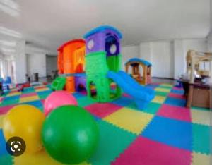 uma sala de jogos com um parque infantil com bolas e brinquedos em Hermoso departamento Acapulco em Acapulco