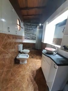 baño con 2 aseos y lavamanos en Hospedaje Kuruf en La Punta