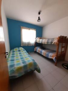 1 dormitorio con 2 literas y ventana en Hospedaje Kuruf en La Punta