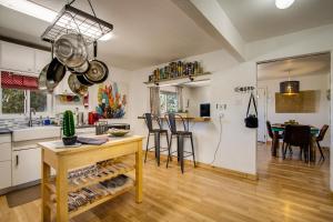 A kitchen or kitchenette at Starfire Relaxation Retreat