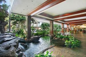 una casa con un estanque en medio de un edificio en Ala Wai Suite 1 Bed Canal View Condo, en Honolulu