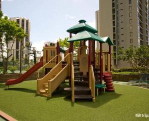 un parque infantil con tobogán en Ala Wai Suite 1 Bed Canal View Condo, en Honolulu