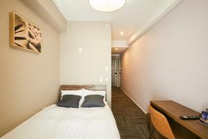 福岡的住宿－LINK HOUSE HOTEL - スマート無人ステイ - Unmanned design hotel，一间小卧室,配有一张床和一张书桌