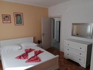 Posteľ alebo postele v izbe v ubytovaní Apartments by the sea Arbanija, Ciovo - 11321