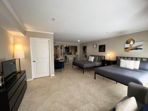a large bedroom with a bed and a living room at Hollywood Awesome Stay Free parking in Los Angeles
