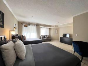 Postel nebo postele na pokoji v ubytování Hollywood Awesome Stay Free parking