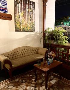 una sala de estar con un sofá y una mesa en Lima Wari Hotel Boutique, en Lima