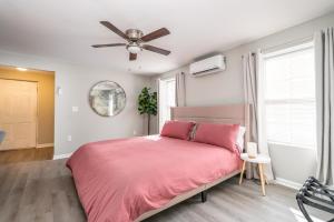 a bedroom with a pink bed and a ceiling fan at Cozy 1 bed APT near Five Points! Bring your pets! in Columbia