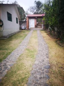 un chemin en pierre devant une maison dans l'établissement Casa de campo, Huasca Hidalgo, à Huasca de Ocampo