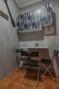2 sillas sentadas en una mesa en una cocina en Casa da T´Idalete, en Ourique