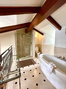 a bathroom with a bath tub and a shower at Hotel Manoir D'Auteuil in Quebec City