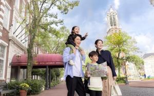 un grupo de personas caminando por la calle en Hotel Amsterdam Huis Ten Bosch, en Sasebo