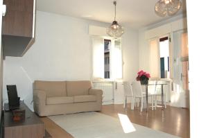 a living room with a couch and a table at Casa Roberto in Treviso