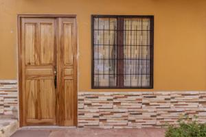 due porte e una finestra su un edificio di Apartamento Daly 3 a Guápiles