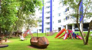 un parc avec une aire de jeux avec un toboggan dans l'établissement APARTAMENTO AGUAS DA SERRA 713 A, à Rio Quente