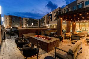 un patio con braciere, tavoli e sedie di Staybridge Suites - Nashville - Vanderbilt by IHG a Nashville