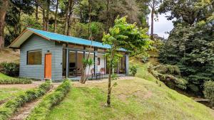 una pequeña casa en medio de un jardín en UNFORGETTABLE PLACE,Monteverde Casa Mia near main attractions and town en Monteverde Costa Rica